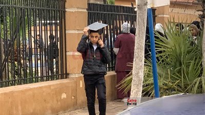 توافد الطلاب على لجان الامتحانات ببورسعيد وسط الأمطار وموجة الطقس غير المستقر| صور 