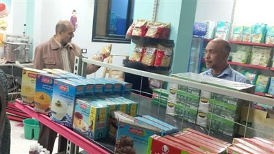 سلع مجهولة المصدر.. ضبط 108 مخالفات خلال حملات تموينية بالمنيا