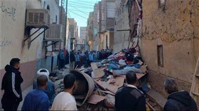 نجاة 4 أشخاص من انهيار جزئي لمنزل قديم في كوم أمبو بأسوان | بث مباشر