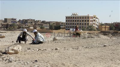انطلقت منه الحملات ضد الهكسوس.. بدء الحفائر الأثرية في موقع دير البلاص بمحافظة قنا | صور 