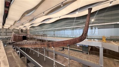 يتبقى المجاديف.. مصدر بالسياحة: اكتمال إعادة تركيب مركب خوفو بالمتحف المصري الكبير| صور 