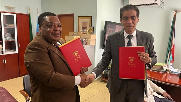 جانب من التوقيع 