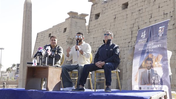 مؤتمر صحفي للفنان