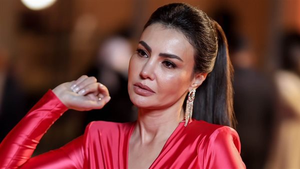 الفنانة دينا فؤاد