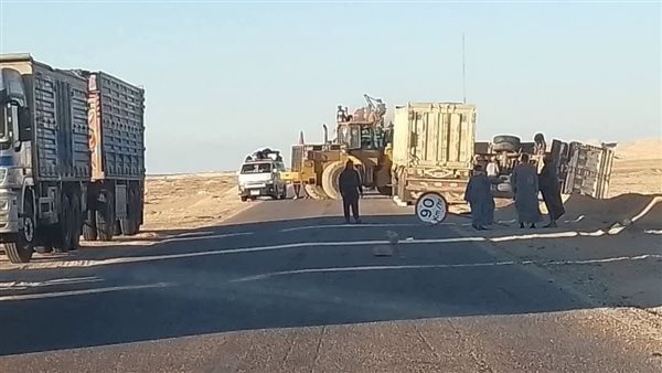 تريلا مقلوبة بطريق