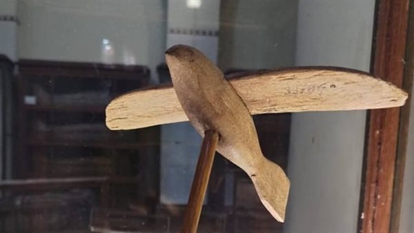 نموذج خشبي لطائر