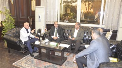 محافظ الأقصر ورئيس النقل النهري يبحثان تطوير المعديات واشتراطات الترخيص