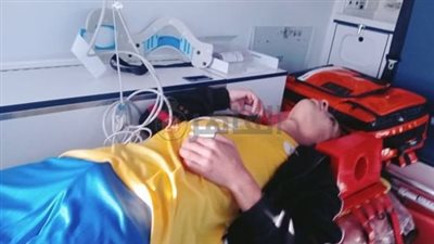 ضربة قوية بالرأس.. نقل لاعب نادي ملوي بالمنيا للمستشفى بعد سقوطه في الملعب | بث مباشر