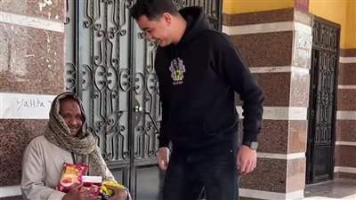 عملوا معاه تريند المعلمين.. طلاب إعلام قنا يفاجئون عامل الكلية بالهدايا والحلوى|فيديو