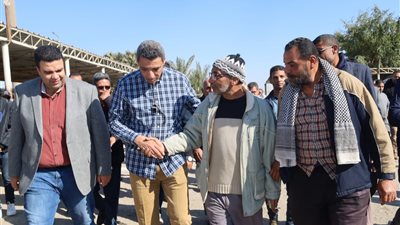 محافظ السويس يقرر تطبيق غرامة 1000 جنيه على سيارات الميكروباص المخالفة لخطوط السير