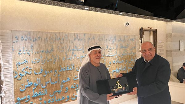 وزير الكهرباء وممثل