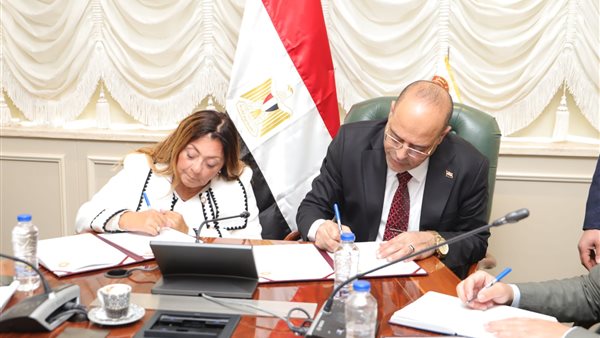 جانب من توقيع البروتوكول