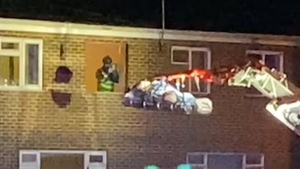 رجال الإطفاء ينقذون