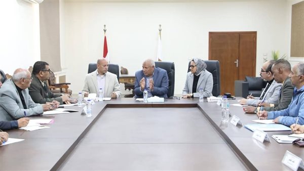 جانب من لقاء محافظ