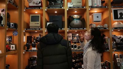 أشرطة كاسيت وأقراص مرنة.. متحف الوسائط المنقرضة في طوكيو يقدم لزواره فرصة العودة للماضي