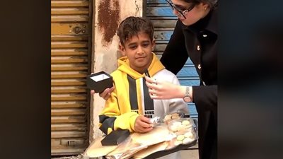 بابا ميّت وماما طردتني بعد ما اتجوزت.. طفل يثير تعاطف كبير لعمله في سن صغيرة