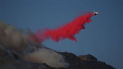 الرياح تعيق إطفاء حرائق كاليفورنيا جوًا.. واستعدادات لإخلاء أكبر عدد من السكان 