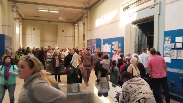 جانب من إقبال السائحين