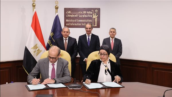 جانب من التوقيع