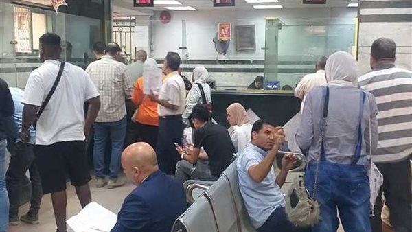 مواطنون يتوافدون