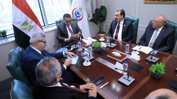 وزير الصحة خلال الاجتماع