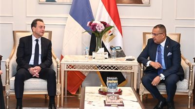 محافظ جنوب سيناء يبحث مع السفير الفرنسي التعاون المشترك ويدعوه لختام مهرجان الهجن بشرم الشيخ