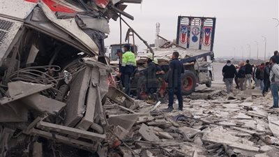 مصرع 3 أشخاص وإصابة 4 في تصادم 8 سيارات أعلى الطريق الدائري الأوسطي