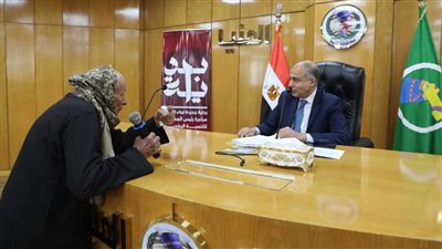 محافظ المنيا يقدم إعانات مادية وعينية وفرص عمل للشباب