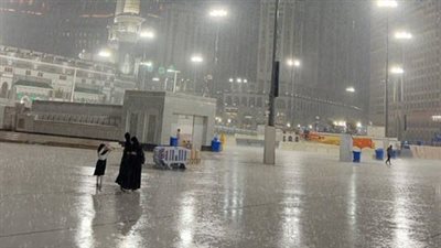 وسط دعوات المعتمرين.. هطول أمطار غزيرة على مكة المكرمة|بث مباشر 