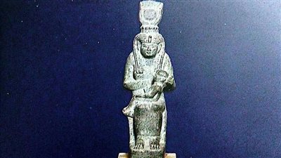 متحف آثار النوبة يعرض تمثالًا لـ إيزيس رفقة ابنها حورس