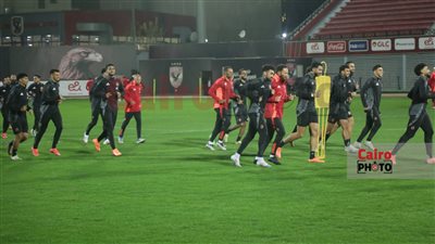 مشادة كلامية بين طبيب الأهلي ومخطط الأحمال بسبب إصابة وسام أبو علي 