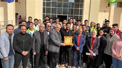 طلاب كلية تكنولوجيا الصناعة والطاقة يكرمون رئيس الجامعة بممر شرفي تقديرًا لمجهوداته