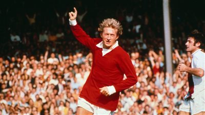 وفاة أسطورة مانشستر يونايتد دينيس لو عن عمر يناهز 84 عامًا 