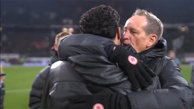 تمهيدًا لانتقاله إلى مانشستر سيتي.. مرموش يودع زملاءه في فرانكفورت عقب انتهاء مباراة دورتموند | صور