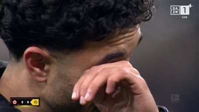 عمر مرموش يبكي خلال غناء جمهور فرانكفورت له.. واللاعبون يلتفون حوله لتوديعه