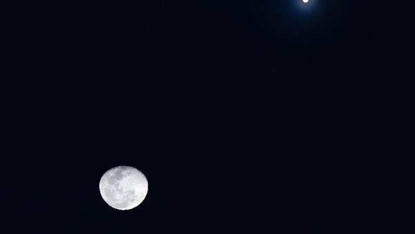 صورة للقمر وأحد النجوم