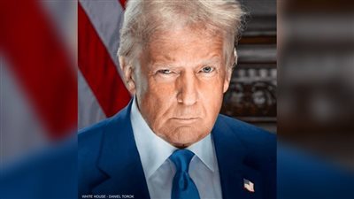 بملامح صارمة.. صورة تنصيب ترامب تثير جدل مواقع التواصل| ما القصة ؟