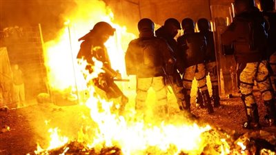 مهاجرون يشعلون النيران في مخيم بالمكسيك خلال مداهمة قوات الشرطة