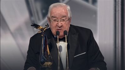 المخرج محمد عبدالعزيز يحصد جائزة صناع الترفيه الفخرية في حفل توزيع جوائز Joy Awards