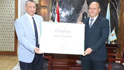 جامعة سوهاج تتسلم شهادة المركز الأول في مصر وإفريقيا بالتصنيف الدولي للجامعات المستدامة جرين ماتركس