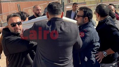 عمرو محمود ياسين يحمل نعش والد ياسمين عبد العزيز رفقة شقيقها لأداء صلاة الجنازة عليه