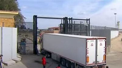 إدخال 8 شاحنات إلى قطاع غزة بسبب عرقلة إسرائيل دخول الشاحنات