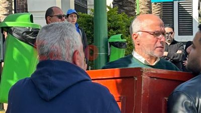 نجل محمد فؤاد يحمل نعش جده استعدادًا لأداء صلاة الجنازة في مسجد الرحمن الرحيم