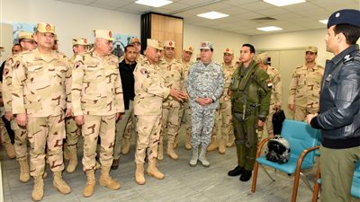 وزير الدفاع يتفقد قاعدة جوية ويلتقي عددًا من المقاتلين