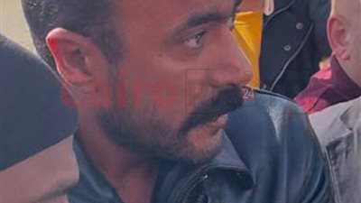 أحمد العوضي يساند ياسمين عبد العزيز في جنازة والدها بمسجد المشير طنطاوي| بث مباشر