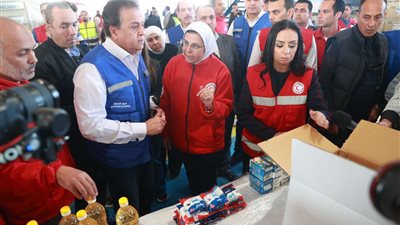 وزيرا الصحة والتضامن يشاركان في تعبئة المواد الغذائية تمهيدًا لدخولها إلى غزة