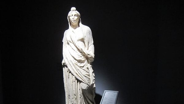  تمثال لسيدة يرجع