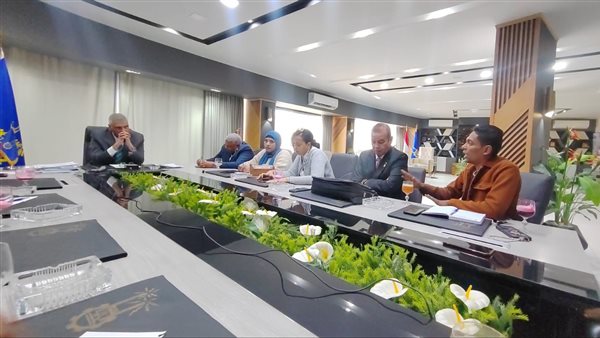 محافظ أسوان ومراسل