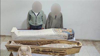 القبض على شخصين بحوزتهما تابوت ومومياء و26 تمثالا أثريا بالمنيا