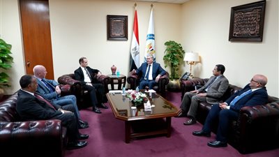 البترول: اتفاق مع أباتشي العالمية على ضخ استثمارات جديدة لزيادة إنتاج الغاز الطبيعي بالصحراء الغربية